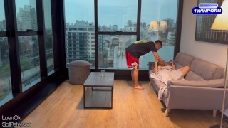 La encuentro desnuda en el sofá y termino llenándola de semen / LuenOk x Sol Peterson