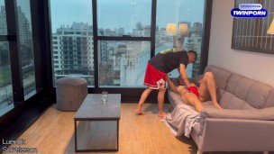 La encuentro desnuda en el sofá y termino llenándola de semen / LuenOk x Sol Peterson